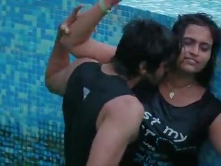 South indisk desi bhabhi varmt romantikk ved svømming basseng - hindi varmt kort movie-2016