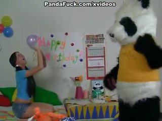 Began đến chơi với một to tinh ranh đồ chơi panda