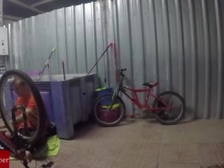 Engrasando ля bicicleta y ель coño де ля gorda grabado con cámara oculta gui030