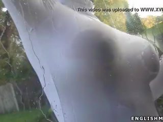 Veľký kozy britské milfka umývanie windows