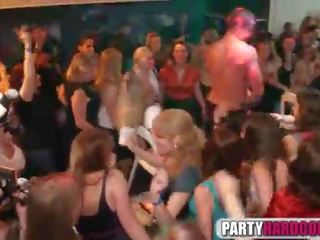 Καυτά κορίτσια πιπιλίζουν αρσενικός διαβρωτικά στο ο πάρτι