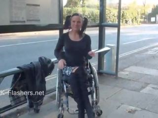Paraprincess õues ekstsismism ja vilkuv wheelchair seotud beib näitamist