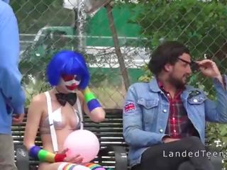 Clown teenager ficken draußen pov