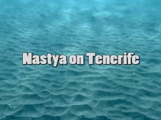 Мила nastya плавальний оголена в в море