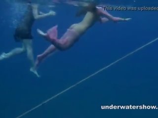 Nastya és masha vannak úszás meztelen -ban a tenger