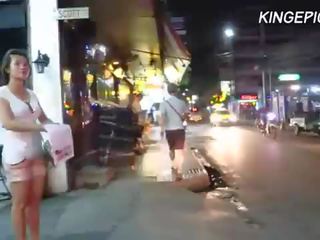 Penis di belahan dada pelacur di bangkok merah cahaya district [hidden camera]