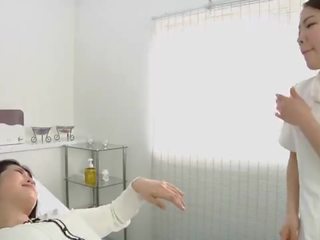 Japońskie lesbijskie pociągający spitting masaż klinika z napisami