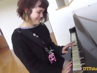 Yhivi клипове край пиано умения followed от груб възрастен филм и изпразване над тя лице! - featuring: yhivi / джеймс deen